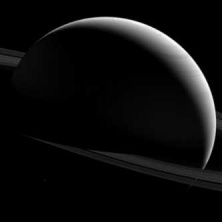  Хотите знать, что находится на темной стороне Сатурна? Есть уже фото от зонда «Кассини».
