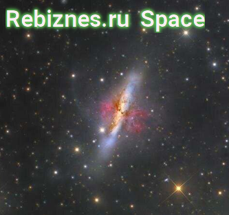 Галактика М82 изрыгивает прочь материю, куда то далеко в окружающий космос